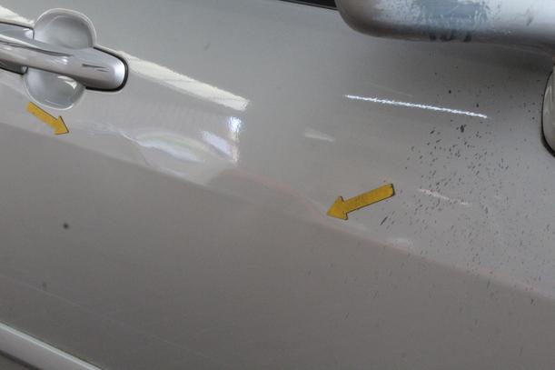 Foto: TÜR VORN RECHTS eines Suzuki Liana Kombi 1.6 acenta