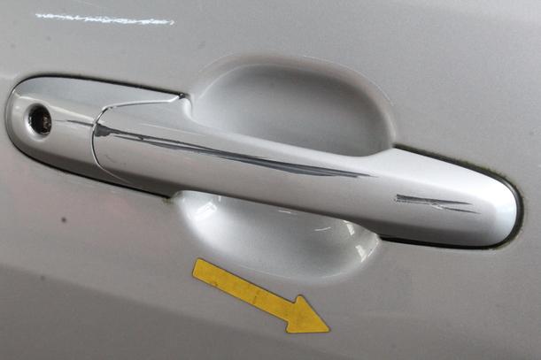 Foto: TÜR VORN RECHTS eines Suzuki Liana Kombi 1.6 acenta