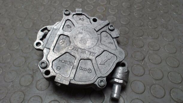 Foto: VAKUUMPUMPE eines Audi A4 Avant 2.0 TDI DPF acenta
