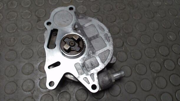Foto: VAKUUMPUMPE eines Audi A4 Avant 2.0 TDI DPF acenta