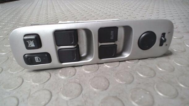 Foto: FENSTERHEBERSCHALTER eines Suzuki Liana Kombi 1.6 acenta