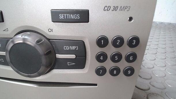 Foto: RADIO CD30 ( ENTHEIRATET ) eines Opel Corsa 1.0 12V acenta
