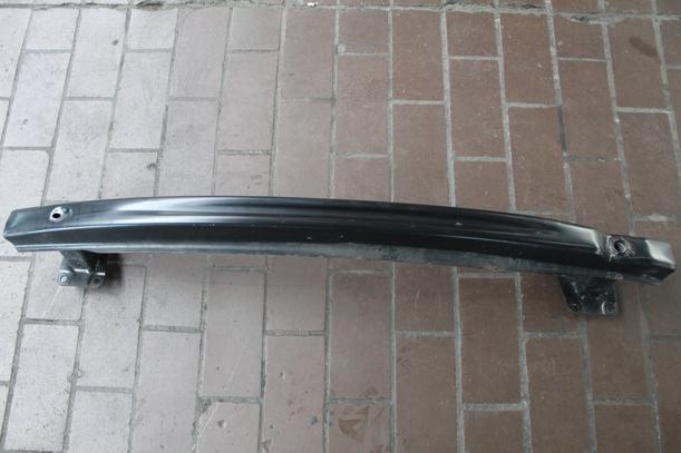 Foto: VERSTÄRKUNG HINTEN eines VW Touran 1.6 TDI DPF acenta