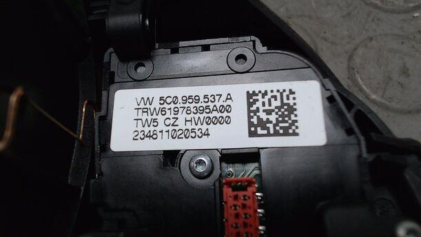 Foto: SCHALTER RADIOBEDIENUNG eines VW Touran 1.6 TDI DPF acenta