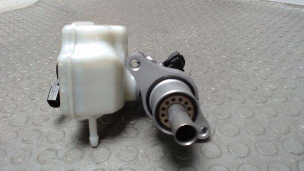 Foto: HAUPTBREMSZYLINDER eines VW Touran 1.6 TDI DPF acenta