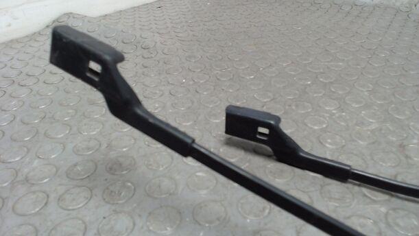 Foto: SCHEIBENWISCHERARME VORN eines VW Touran 1.6 TDI DPF acenta