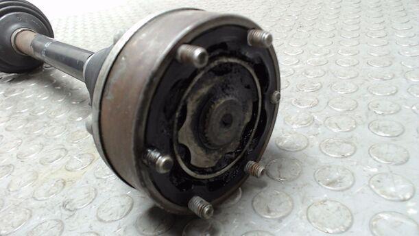 Foto: ANTRIEBSWELLE LINKS ( 6 GANG SCHALTGETRIEBE ) eines VW Touran 1.6 TDI DPF acenta