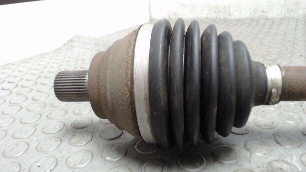 Foto: ANTRIEBSWELLE LINKS ( 6 GANG SCHALTGETRIEBE ) eines VW Touran 1.6 TDI DPF acenta