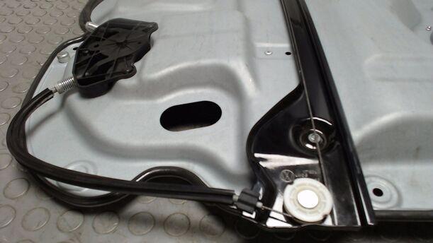 Foto: FENSTERHEBER HINTEN RECHTS ELEKTRISCH eines VW Touran 1.6 TDI DPF acenta