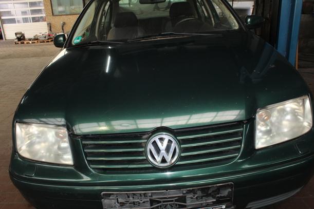 Foto: MOTORHAUBE ( LAKIERBEDÜRFTIG ) eines VW Bora 1.9 TDI acenta