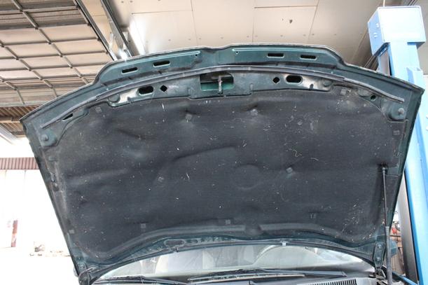 Foto: MOTORHAUBE ( LAKIERBEDÜRFTIG ) eines VW Bora 1.9 TDI acenta