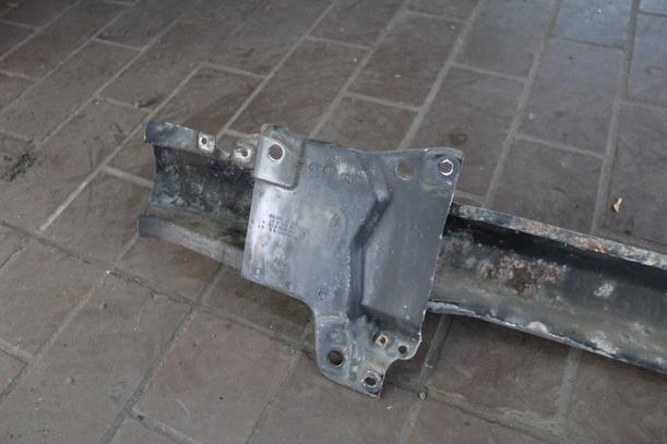 Foto: VERSTÄRKUNG VORN eines VW Bora 1.9 TDI acenta