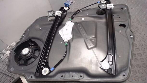 Foto: FENSTERHEBER ELEKTR. VORN LINKS (4/5-TÜRER) eines Mercedes-Benz A 150 acenta