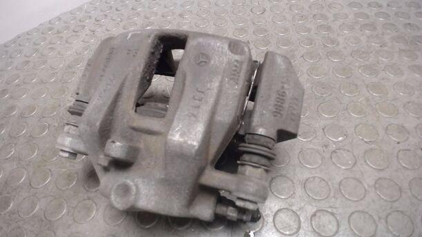 Foto: BREMSSATTEL MIT HALTER VORN LINKS eines Mercedes-Benz A 150 acenta