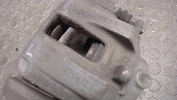Foto: BREMSSATTEL MIT HALTER VORN LINKS eines Mercedes-Benz A 150 acenta