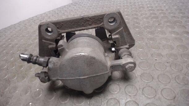 Foto: BREMSSATTEL MIT HALTER VORN LINKS eines Mercedes-Benz A 150 acenta
