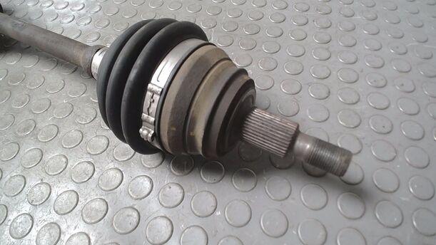 Foto: ANTRIEBSWELLE LINKS eines VW Bora 1.9 TDI acenta
