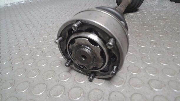 Foto: ANTRIEBSWELLE LINKS eines VW Bora 1.9 TDI acenta