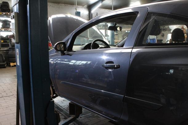 Foto: TÜR VORN LINKS (2/3-TÜRER) eines Opel Corsa 1.2 16V acenta