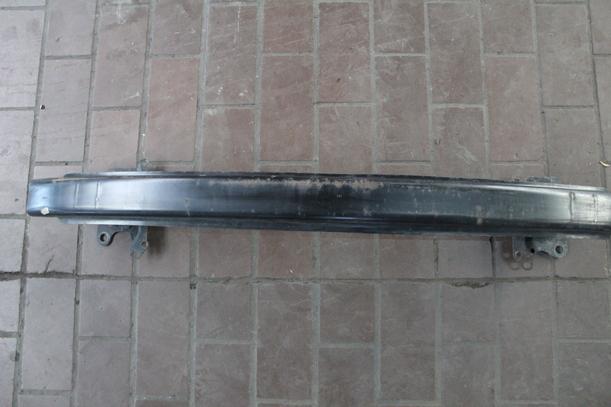 Foto: VERSTÄRKUNG VORN eines VW Polo 1.9 TDI