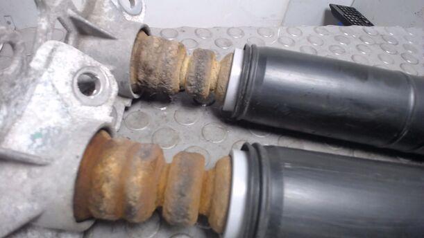 Foto: STOSSDÄMPFERPAAR HINTEN eines Opel Corsa 1.2 16V