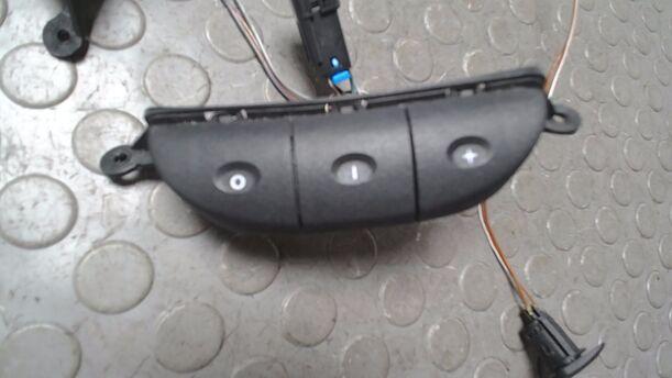 Foto: LENKRAD MULTIFUNKTIONSTASTEN eines Opel Zafira 1.8