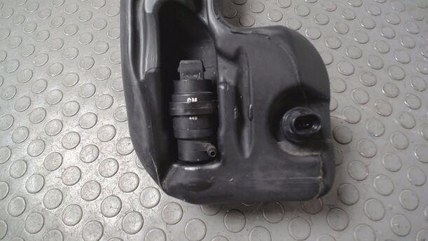 Foto: SCHEIBENWASCHBEHÄLTER eines Opel Astra Twin Top 1.8