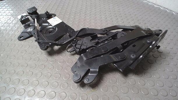 Foto: SCHARNIER HECKDECKEL RECHTS ( TWINTOP ) eines Opel Astra Twin Top 1.8