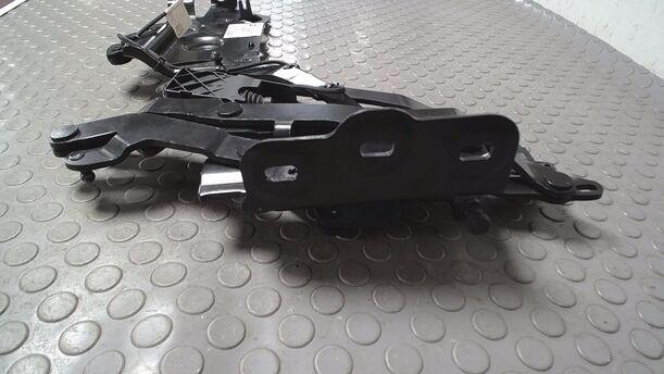 Foto: SCHARNIER HECKDECKEL RECHTS ( TWINTOP ) eines Opel Astra Twin Top 1.8
