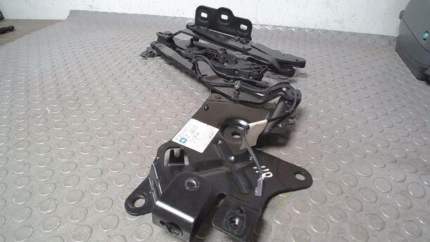 Foto: SCHARNIER HECKDECKEL RECHTS ( TWINTOP ) eines Opel Astra Twin Top 1.8