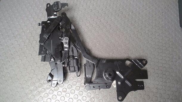 Foto: SCHARNIER HECKDECKEL RECHTS ( TWINTOP ) eines Opel Astra Twin Top 1.8