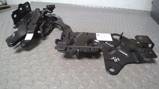 Foto: SCHARNIER HECKDECKEL LINKS ( TWINTOP ) eines Opel Astra Twin Top 1.8