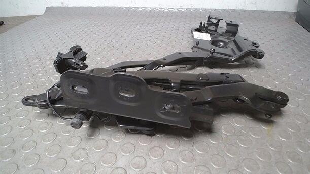 Foto: SCHARNIER HECKDECKEL LINKS ( TWINTOP ) eines Opel Astra Twin Top 1.8