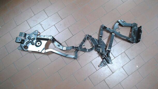 Foto: SCHARNIER HECKDECKEL LINKS ( TWINTOP ) eines Opel Astra Twin Top 1.8