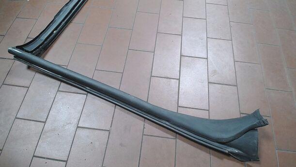 Foto: DICHTSTREIFEN A-SÄULE/ FRONTSCHEIBE ( TWINTOP ) eines Opel Astra Twin Top 1.8