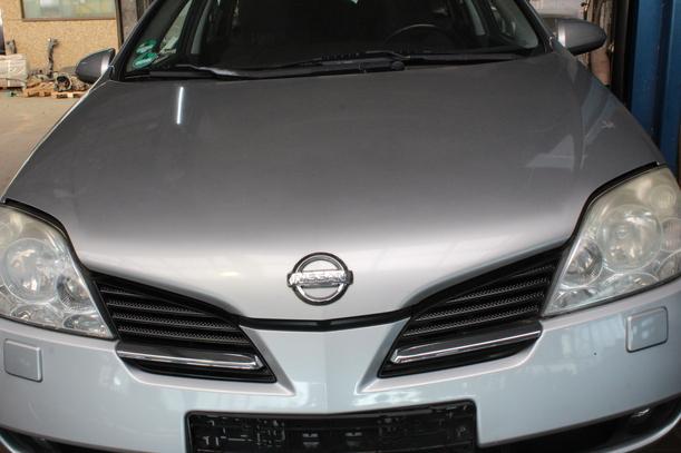Foto: MOTORHAUBE eines Nissan Primera Traveller 1.8