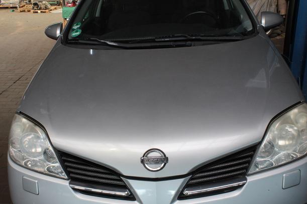 Foto: MOTORHAUBE eines Nissan Primera Traveller 1.8