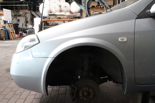 Foto: KOTFLÜGEL LINKS eines Nissan Primera Traveller 1.8