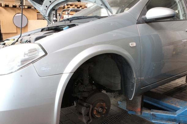 Foto: KOTFLÜGEL LINKS eines Nissan Primera Traveller 1.8
