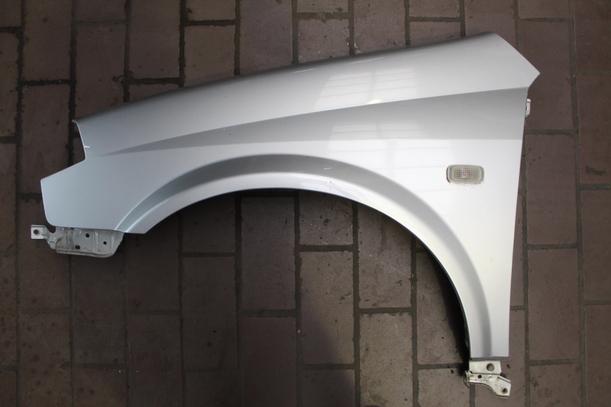Foto: KOTFLÜGEL LINKS eines Nissan Primera Traveller 1.8