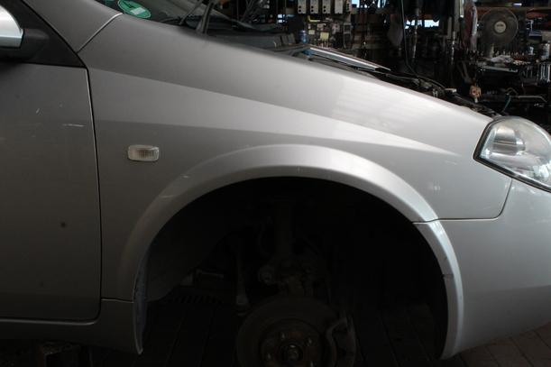 Foto: KOTFLÜGEL RECHTS eines Nissan Primera Traveller 1.8
