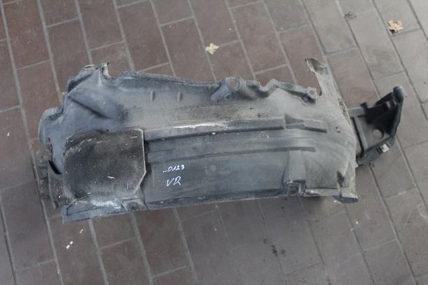 Foto: RADHAUSSCHALE / INNENKOTFLÜGEL VORN LINKS eines Nissan Primera Traveller 1.8