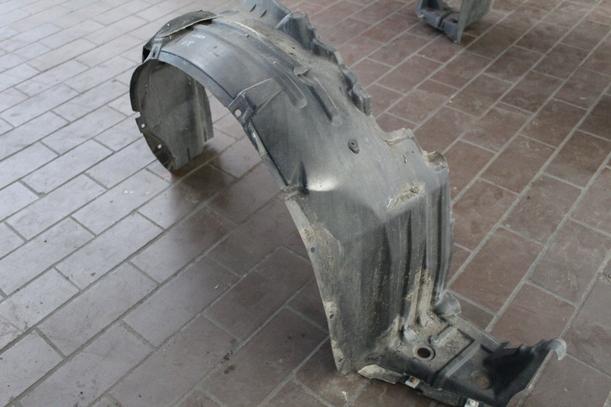 Foto: RADHAUSSCHALE / INNENKOTFLÜGEL VORN LINKS eines Nissan Primera Traveller 1.8