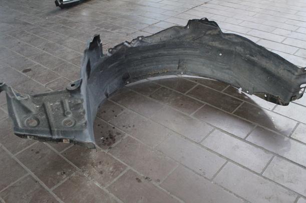 Foto: RADHAUSSCHALE / INNENKOTFLÜGEL VORN LINKS eines Nissan Primera Traveller 1.8