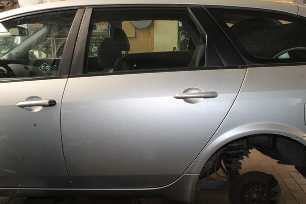 Foto: TÜR HINTEN LINKS ( KOMBI / TRAVELLER ) eines Nissan Primera Traveller 1.8