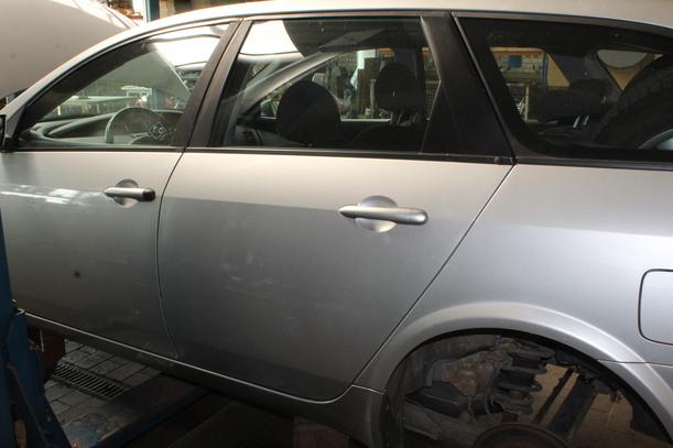 Foto: TÜR HINTEN LINKS ( KOMBI / TRAVELLER ) eines Nissan Primera Traveller 1.8