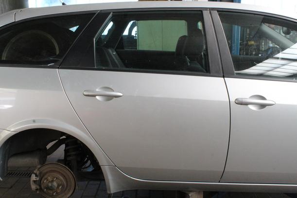 Foto: TÜR HINTEN RECHTS eines Nissan Primera Traveller 1.8