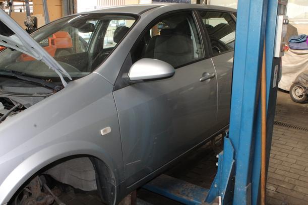 Foto: TÜR VORN LINKS eines Nissan Primera Traveller 1.8