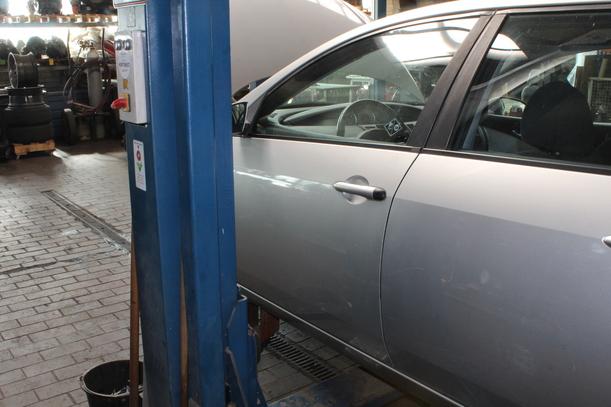 Foto: TÜR VORN LINKS eines Nissan Primera Traveller 1.8