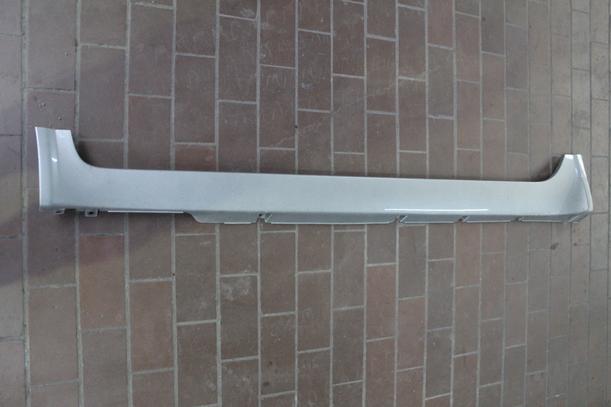 Foto: SCHWELLER / SCHWELLERVERKLEIDUNG LINKS eines Nissan Primera Traveller 1.8